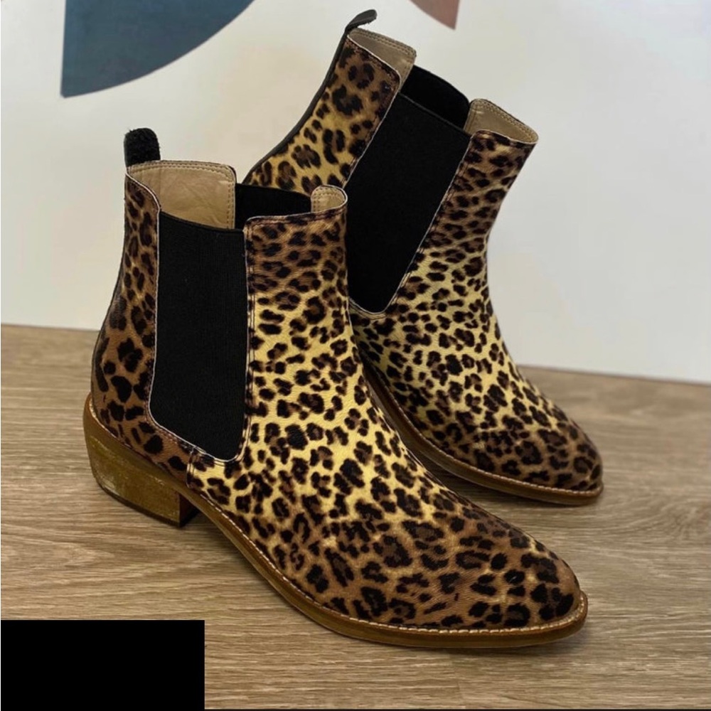 Leopard print pull on boot